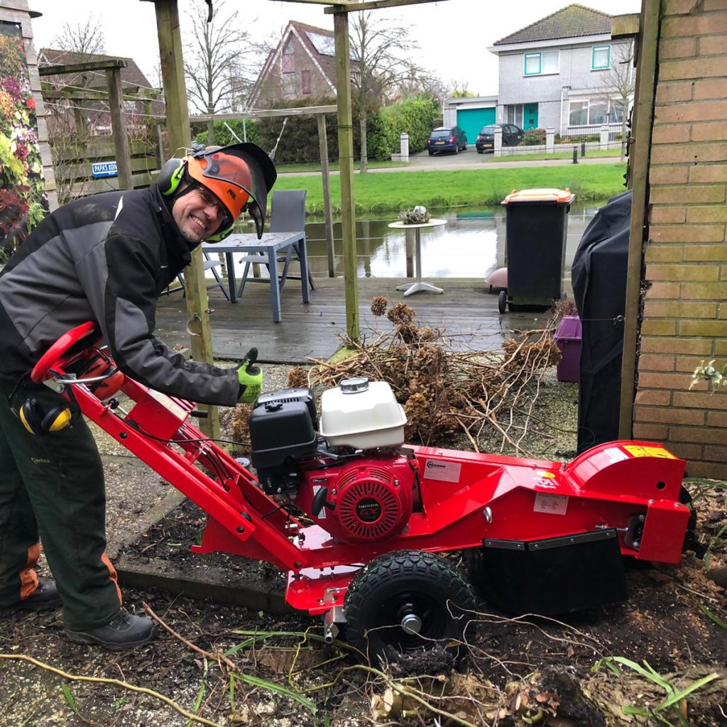 Onze kleinere handfrees. Deze stobbenfrees is geschikt voor stronken tot een diameter van 80cm.